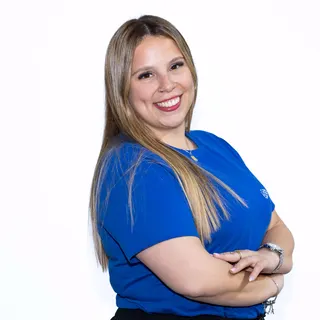 Angeles Ricci, de administración académica, sonriendo, con la camiseta de DEA