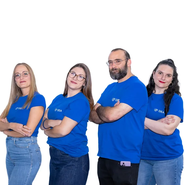 El equipo de asesoramiento, con camisetas de DEA y los brazos cruzados