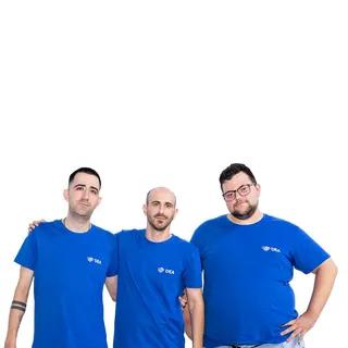 El equipo de diseño de Irene Dislexia Teacher, con camisetas de DEA