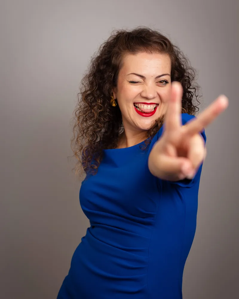Irene Hernández sonriendo y saludando con la mano